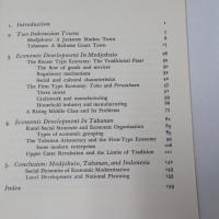 Peddlers and Princes: Social Development and Economic Change in Two Indonesian Towns