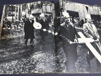 【英語・フランス語洋書 / サイン入り / オリジナル版付録の冊子付き】 ウィリアム・クラインによるニューヨーク写真集 『Life is good & good for you in New York : trance witness revels』