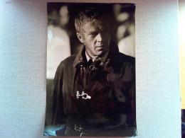 映画「タワーリングインフェルノ」スチール写真２枚　とパンフレット
２枚いずれも消防隊長役のスティーブ・マックイーン
サイズ280mm×205mm、300mm×205mm