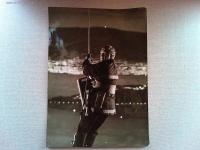 映画「タワーリングインフェルノ」スチール写真２枚　とパンフレット
２枚いずれも消防隊長役のスティーブ・マックイーン
サイズ280mm×205mm、300mm×205mm