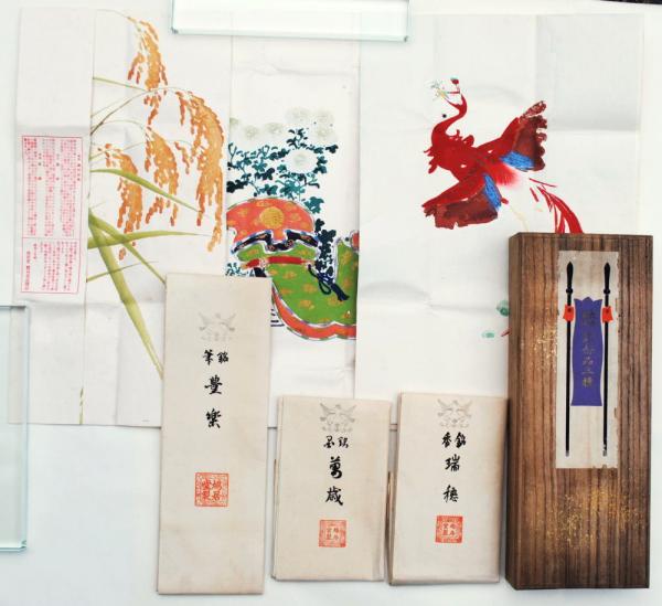 大典奉祝記念品一括 50点(大典要覧・徽章・切手台紙・参列諸員 大典奉祝記念品一括 50点(大典要覧・徽章・切手台紙・参列諸員
