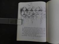 5　2  The Wedding Ghost　Leon Garfield　Charles Keeping　Oxford University Press　英文
