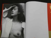 ８　5　秋本奈緒美写真集　Womb　ウーム　渡辺達生撮影　1992年初版