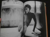 ８　３　秋元ともみ写真集　平地勲撮影　別冊スコラ　