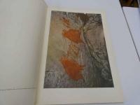 AUSTRAIA　ABORIGINAL　PAINTINGS－ARNHEMLAND　アーネムランドにおけるアボリジニの絵画　英文　１冊