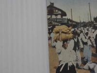 朝鮮民衆風俗　白衣の中に紅線を交へて雑閙する商埠