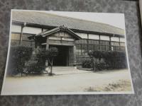 修了記念　大阪府北河内郡　四宮國民學校　昭和十六年度生　初等科高等科　昭和十七年三月撮影　ヒラカタ寫眞館製