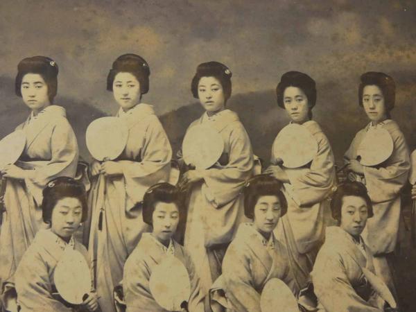 古写真230枚 昭和初期　舞妓　舞子白黒写真　古い写真アルバム　軍隊　歴史資料 昔の舞妓さん 今とは違う花簪 Three Maiko Girls 1920s A group