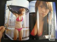 ２　5　岩佐真悠子写真集　Sixteen Blue　塚田和徳／撮影　２００４年　４版