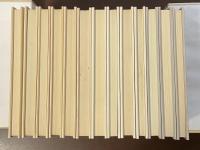 文学のおくりもの　13冊　
③ぼくの村④セルビアの白鷲⑥皮商売の冒険⑧ハロウィーンがやってきた⑩丘の上のカシの木⑪サンタクロース殺人事件⑭世界のかなたの森⑯人間喜劇⑱ぼくのハシントおじさん⑲文なし横丁の人々⑳メキシコの黄金㉑ズボンをはいたロバ㉒大泥棒と結婚すれば