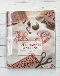 Alphabets anciens a broder au point de croix　クロスステッチ図案集　【洋書】