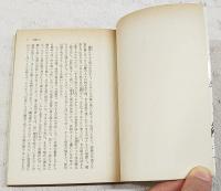 円陣を組む女たち