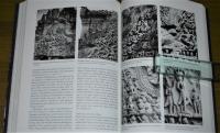 (洋書・英語)　Sacred Angkor: The Carved Reliefs of Angkor Wat (聖なるアンコール：アンコール・ワットの彫刻レリーフ)