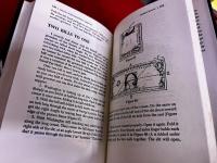 Magic with Everyday Objects Over 150 Tricks Anyone Can Do at the Dinner Table　（洋書　英語　マジック　マニュアル）