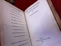 THE DOOR BETWEEN　A PROBLEM IN DEDUCTION　（洋書　英語）
