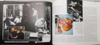 洋書『Australian made...Australian played... : handcrafted musical instruments from didjeridu to synthesiser』