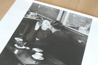 ブラッサイ展 ポスター《パリの小さなカフェの恋人たち》