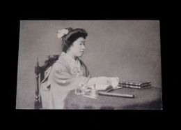 和服美人の読書（絵葉書）1枚