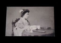 和服美人の読書（絵葉書）1枚