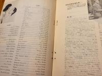 灰色の服を着た男