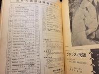 灰色の服を着た男