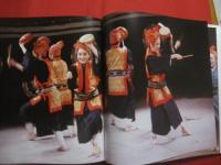 沖縄の芸能　　    太陽の燃える島    　　宮城美能留沖縄歌舞団の世界    　　ＪＡＰＡＮＥＳＥ　　  ＴＲＡＤＩＴＩＯＮ　  ― 　 ＯＫＩＮＡＷＡＮ 　　 ＤＡＮＣＥ 　　 ＩＳＬＡＮＤＳ　　  ＷＩＴＨ 　　 ＢＲＩＬＬＩＡＮＴ　　  ＳＵＮ 　　　　 ＭＩＹＡＧＩ  　　ＭＩＮＯＲＵ 　　 ＯＫＩＮＡＷＡ 　　 ＤＡＮＣＥ　　  ＣＯＭＰＡＮＹ   　　 　　撮影 ・ 編集　  岡田輝雄   　　 沖縄歌舞団　  発行   　　　　   【沖縄・琉球・歴史・芸能・舞踊・文化】