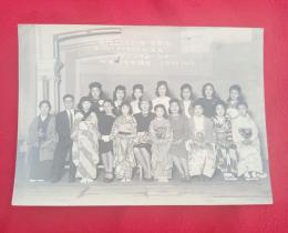宮城ドレスメーカー女学院　メーチャーマクフラウント夫人  ファツション・ショー　


　関係者集合写真　　１枚　　