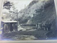 小瀧宮内線東置賜郡吉野村萩酒町暗梁架設工事十一月竣工記念写真　　他関係写真一括　　合計四枚　　