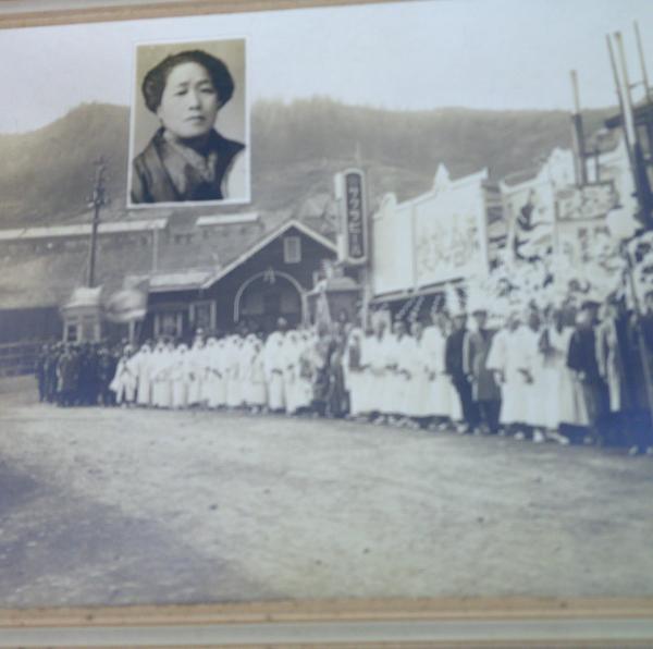古い写真　　葬儀風景　サクラビール看板入　　（山形県内）　　戦前　風俗資料 古い写真 葬儀風景 サクラビール看板入 （山形県内） / 古本