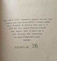 LETTERA DI FRANCESCO PETRARCA AL MAGNIFICO
FRANCESCO DA CARRARA SIGNORE DI PADOVA
DELLE SENILI LIB. XIV EPIST. I
SUI DOVERI DEL PRINCIPE.

TRADUZIONE DI GIUSEPPE FRACASSETTI
RIVEDUTA DA CARLO LANDI
RISTAMPATA NELLA RICORRENZA DEL SETTIMO CENTENARIO
DELLA UNIVERSITÀ DI PADOVA
PER CURA DI MARIA PAPAFAVA DEI CARRARESI.


FRANCISCI PETRARCHAE LAUREATI
RERUM SENILIUM LIBER XIII
AD MAGNIFICUM FRANCISCUM
DE CARRARIA PADUAE DOMINUM
EPISTOLA I
QUALIS ESSE DEBEAT QUI REM PUBLICAM REGIT.

FERIS SAECULARIBUS ALMAE UNIVERSITATIS STUDII PATAVINI
ROGATU MARIAE PAPAFAVAE DE CARRARIA
EDIDIT VINCENTIUS USSANI.