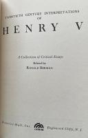 Twentieth Century Interpretations of Henry V(A Collection of Critical Essays)