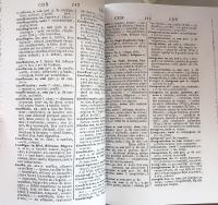 Nouveau dictionnaire latin-français contenant tous les termes employés par les auteurs classiques ; l'explication d’un certain nombre de mots appartenant à la langue du droit ; les noms propres d’hommes et de lieux, etc.