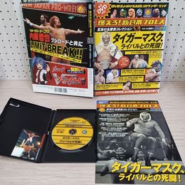 1_　新日本プロレス 至高の名勝負コレクション Vol.27 2012年 タイガーマスク DVD 外箱トレカ 綴込ポスター付 300006