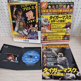 1_　新日本プロレス 至高の名勝負コレクション Vol.5 タイガーマスク 2011年 DVD 外箱 トレカ 綴込ポスター付 外箱?がれ 切り取りあり 300085