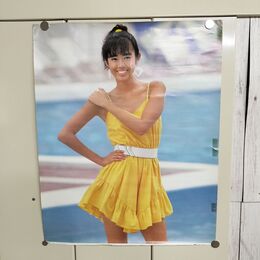1_　ポスター 早見優 480mm×600mm 黄色 ワンピース 昭和レトロ 240145